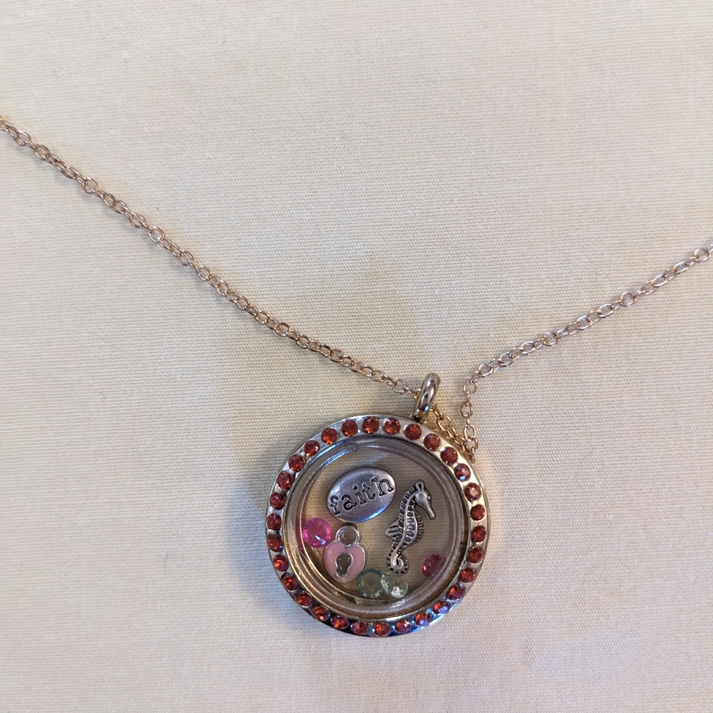 💖 Floating Charm Locket Necklace Pink Rhinestone Memory Pendant Gold Tone T5B8D